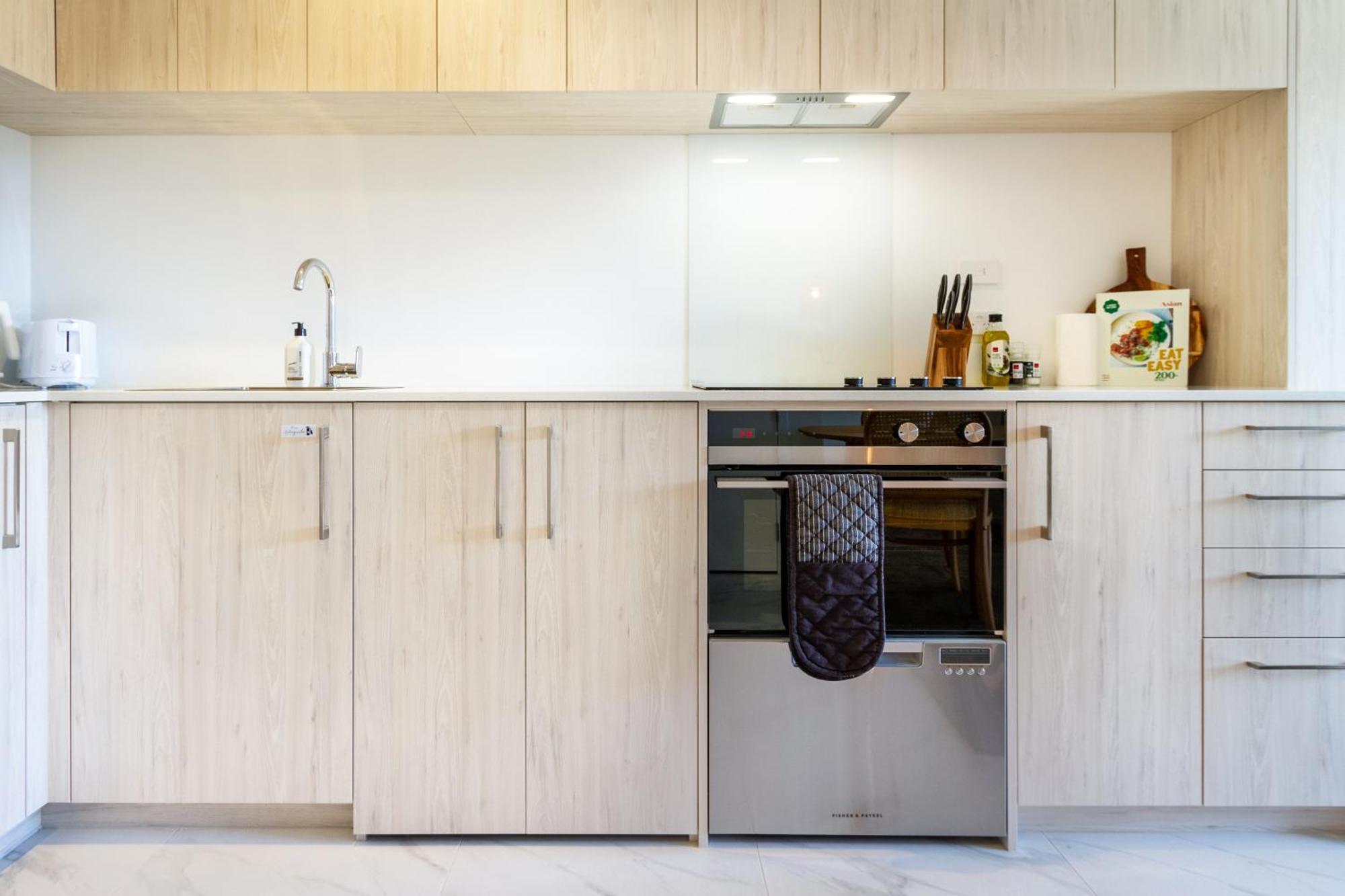 Downtown Delight: Studio At 8 Wilmer With Backyard Christchurch Eksteriør billede